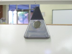 Triangle-shaped magnetic clip